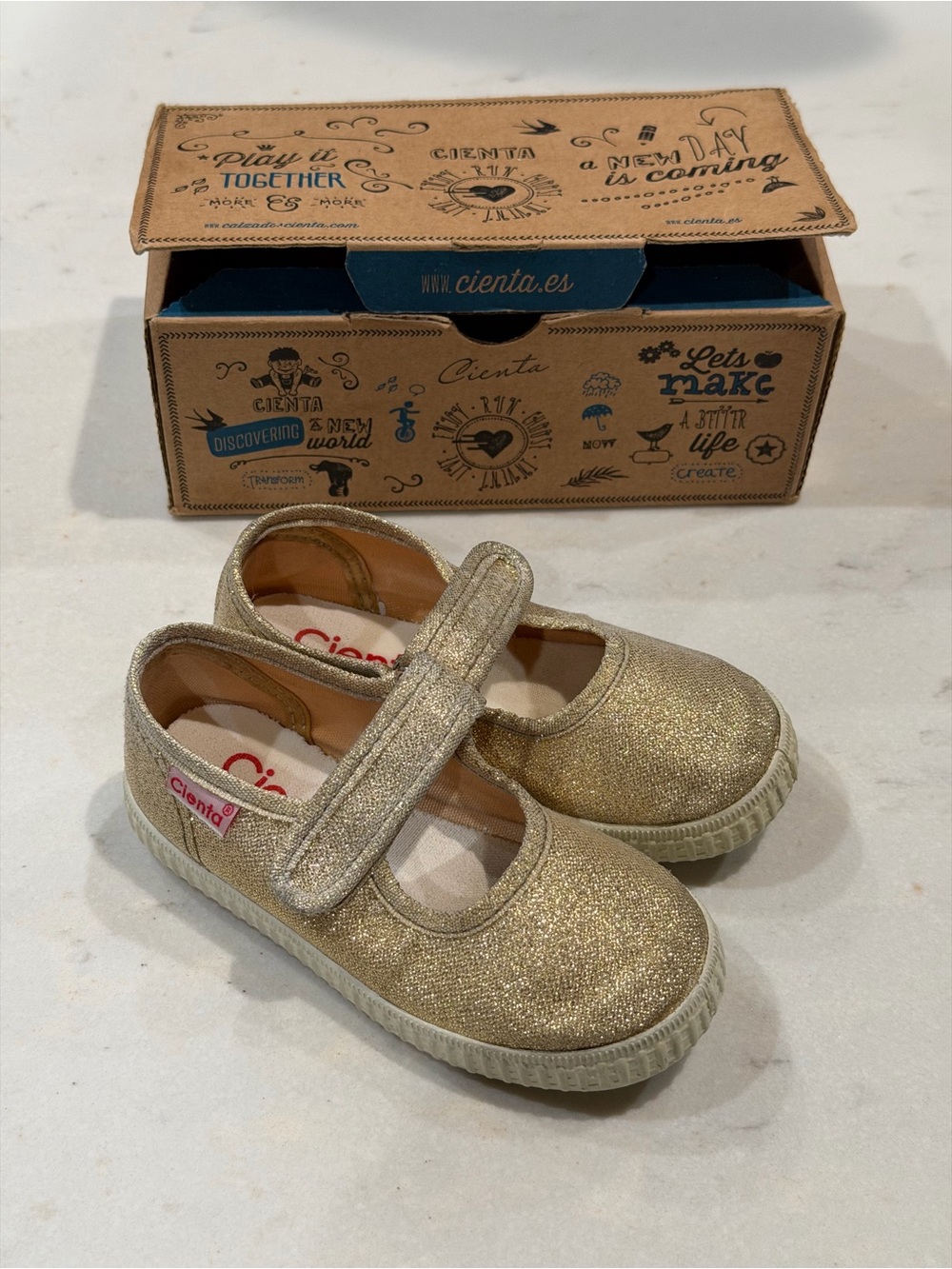 Cienta Gold Glitter Mary Jane Sandals for Kids